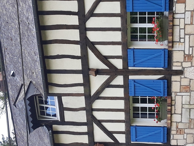 Crédit photo : cerema Longère soubassement pierre et briques plates